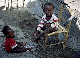 Dicen que en Cuba... ¿La población cubana "huye" del país? Haiti-poverty